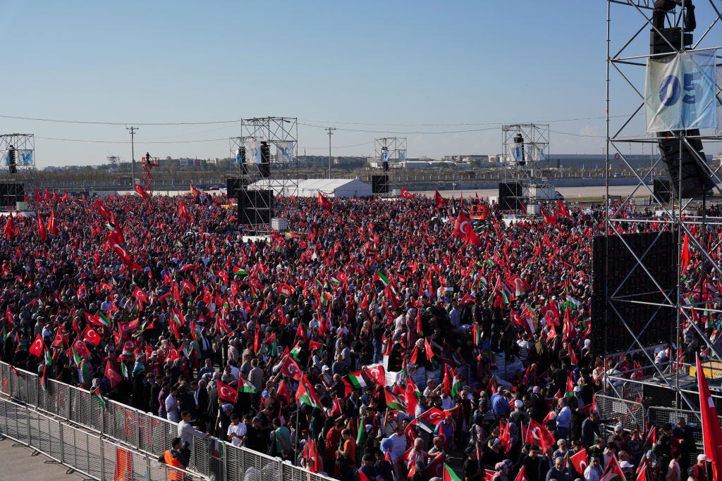 Tausende Demonstranten schwenken in Istanbul, Türkei, die türkische und die palästinensische Flagge.