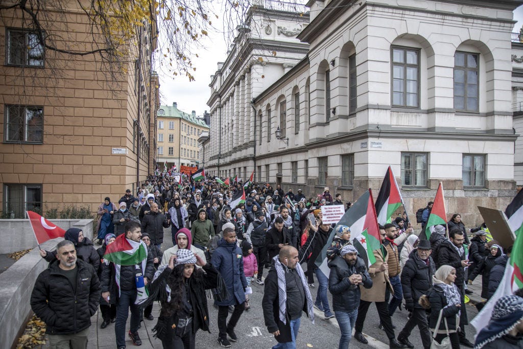Demonstranten halten palästinensische Flaggen, während sie in Stockholm, Schweden, marschieren.
