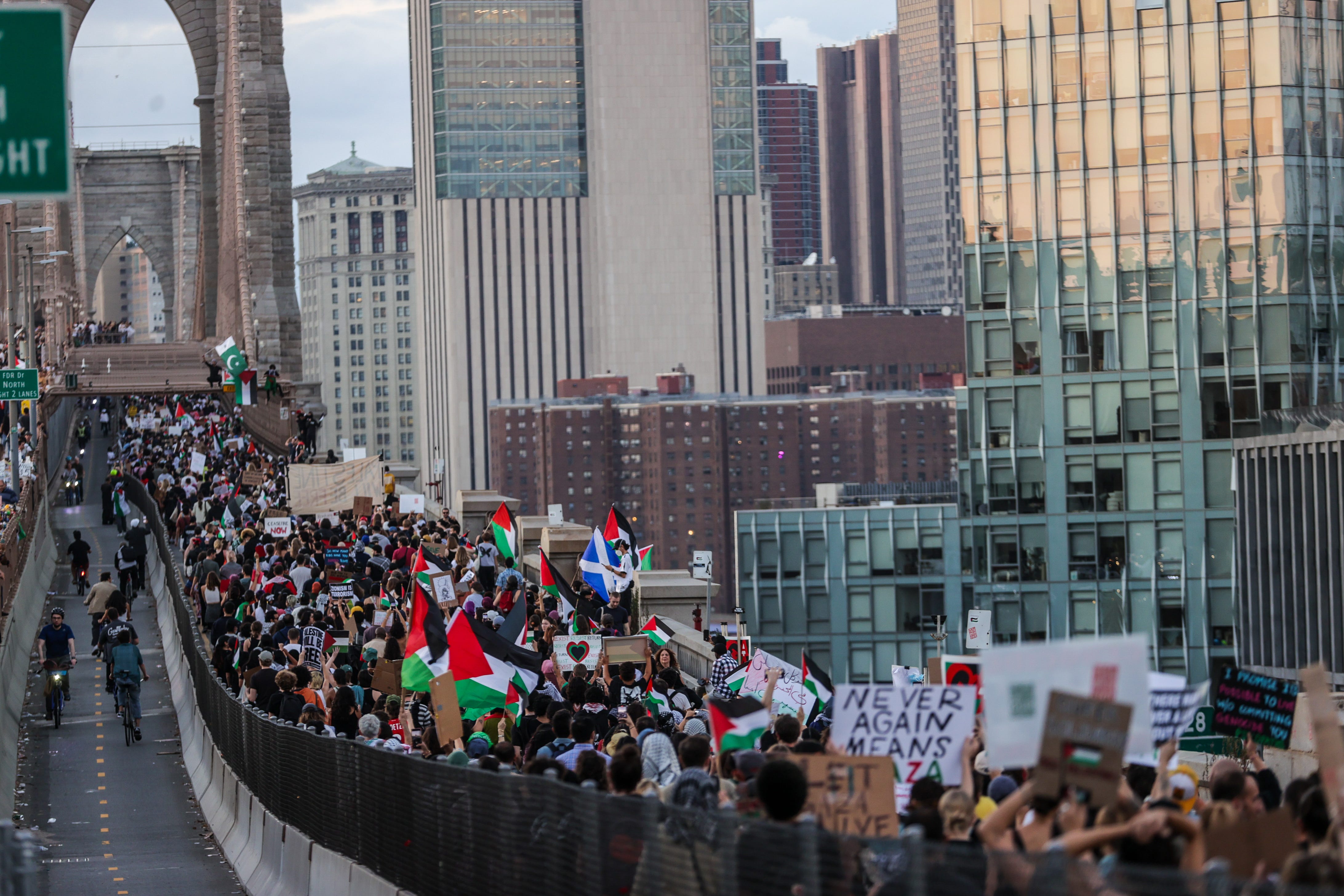 Demonstranten marschieren auf einer Brücke in New York City.