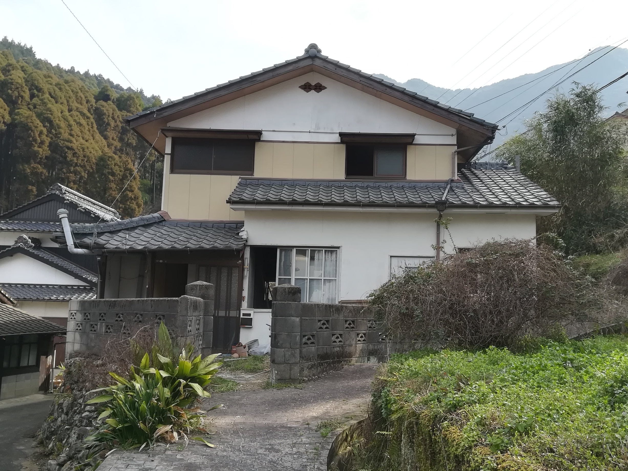 Das Äußere des verlassenen traditionellen japanischen Hauses, das das Paar in ein Café und eine Lodge verwandelte.
