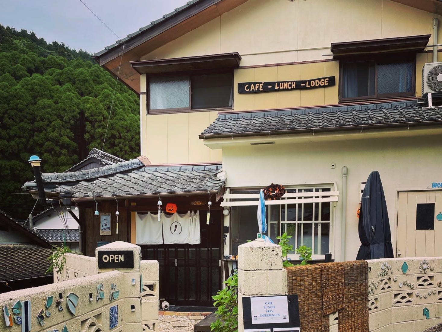 Der Eingang zum verlassenen japanischen Haus, das das Paar in ein Café und eine Unterkunft für Reisende verwandelte.
