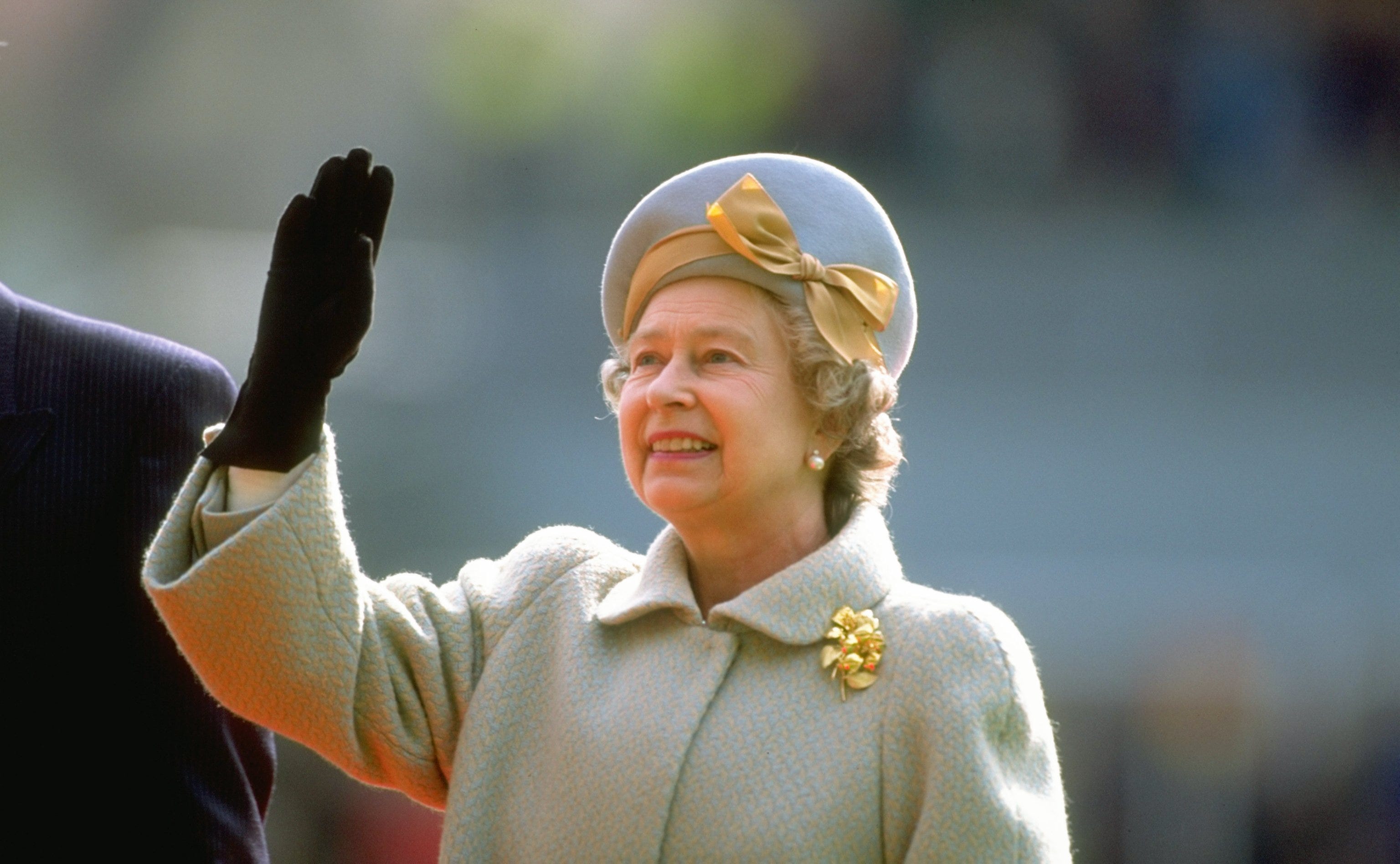 Ein Foto von Königin Elizabeth II., die winkt.