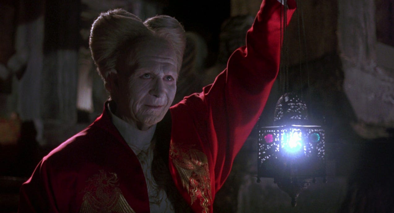 Gary Oldman als Dracula hält ein Licht