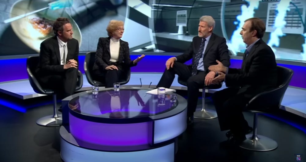 Von links: Matthew Perry, Baroness Molly Meacher, Jeremy Paxman und Christopher Hitchens in der BBC-Sendung „Newsnight“ im Dezember 2013.