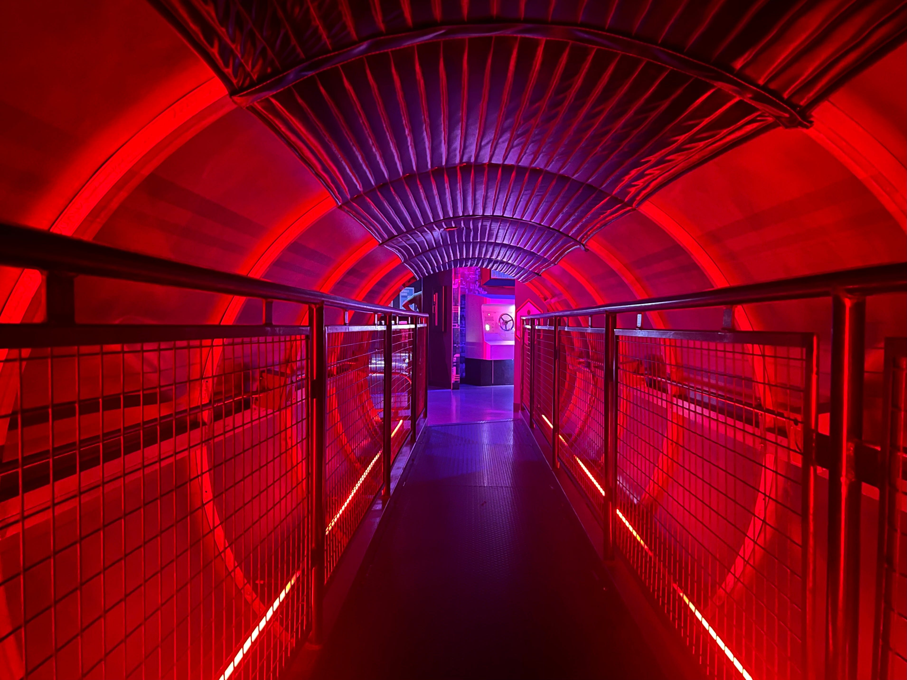 Ein rot beleuchteter Tunnel im Omega Mart.