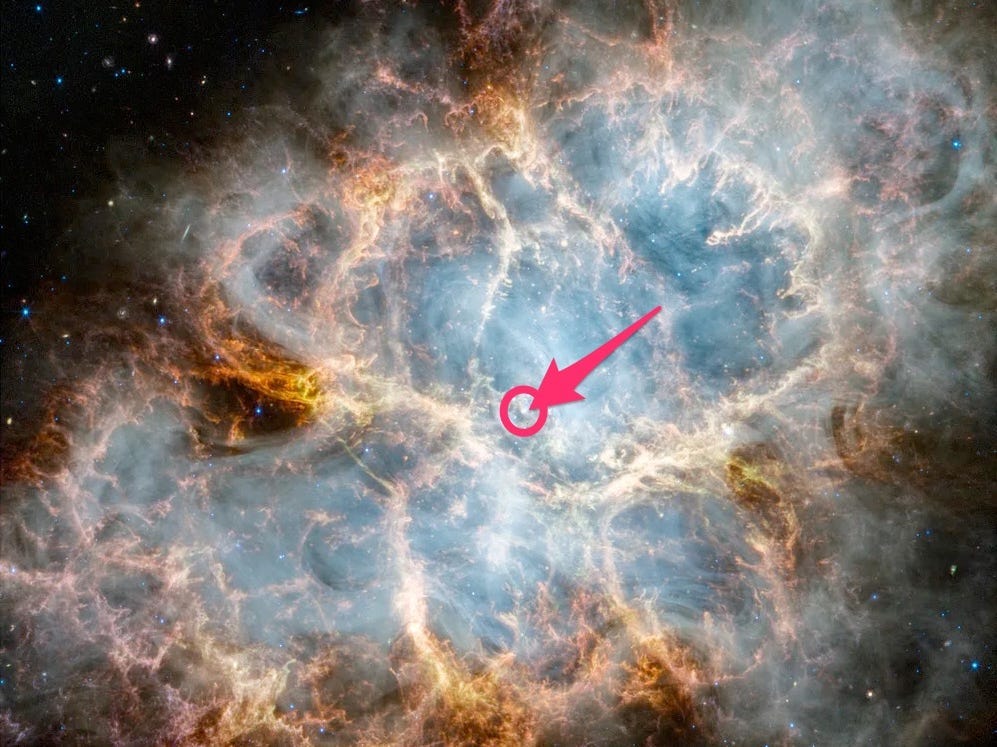 JWST-Krabbennebelbild mit einem roten Pfeil, der auf den Neutronenstern zeigt, und einem Kreis um ihn herum