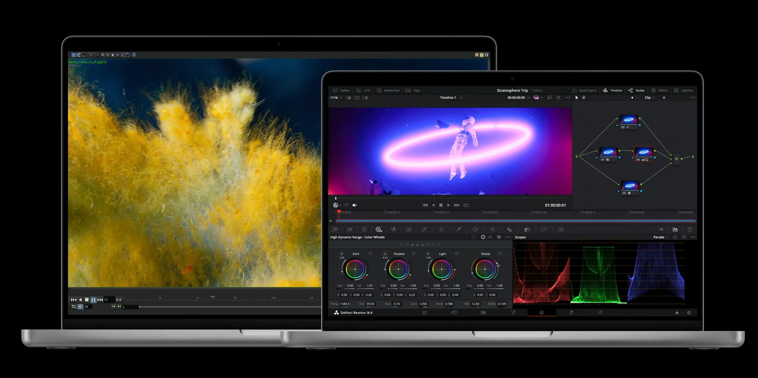 Zwei MacBook Pro-Laptops nebeneinander, beide zeigen Videobearbeitungs-Apps an.