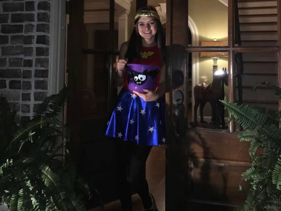 Eine Frau in einem Wonder Woman-Kostüm steht in einer Tür