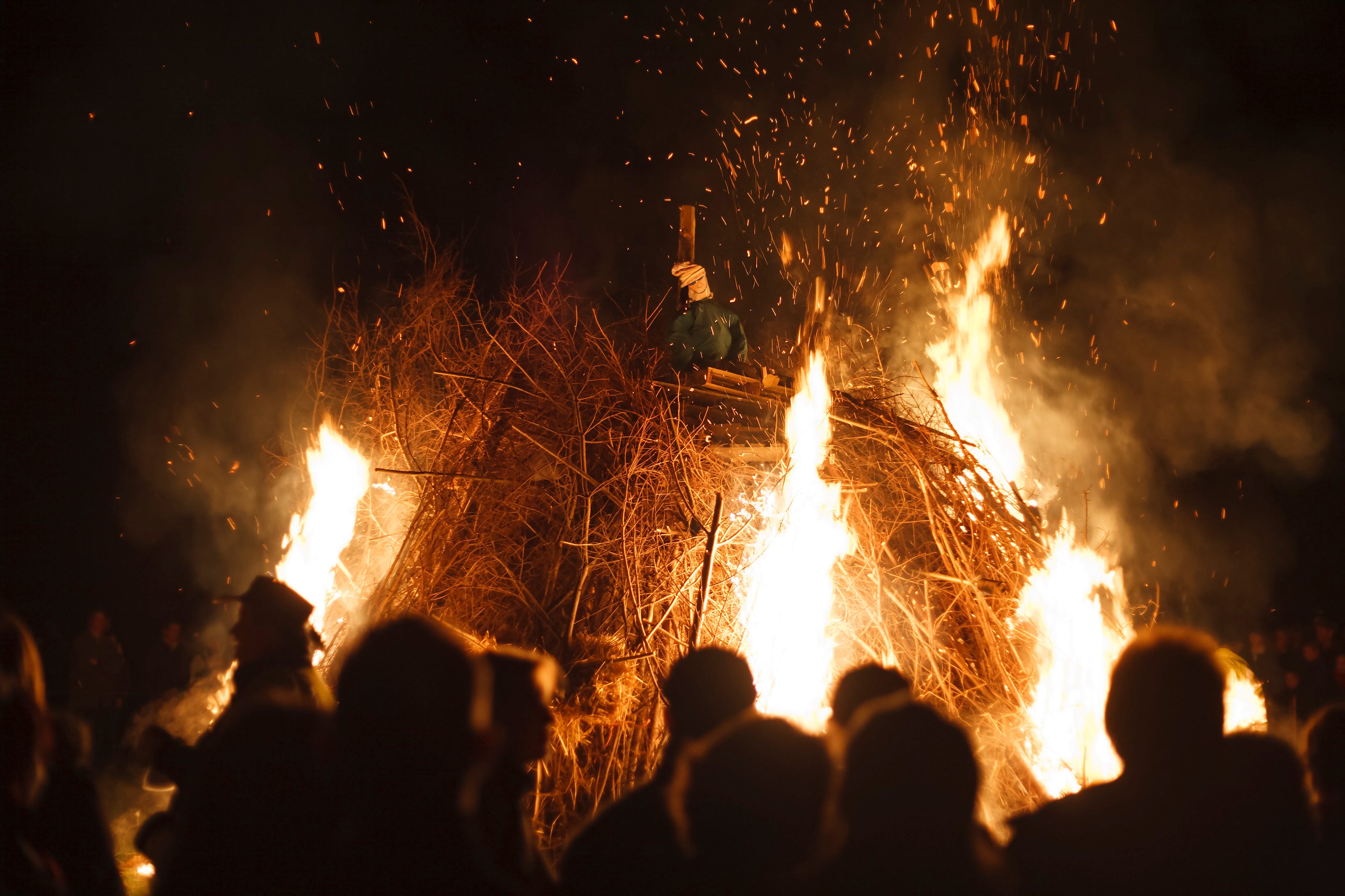 Ein Abbild von Guy Fawkes sitzt auf einem brennenden Lagerfeuer