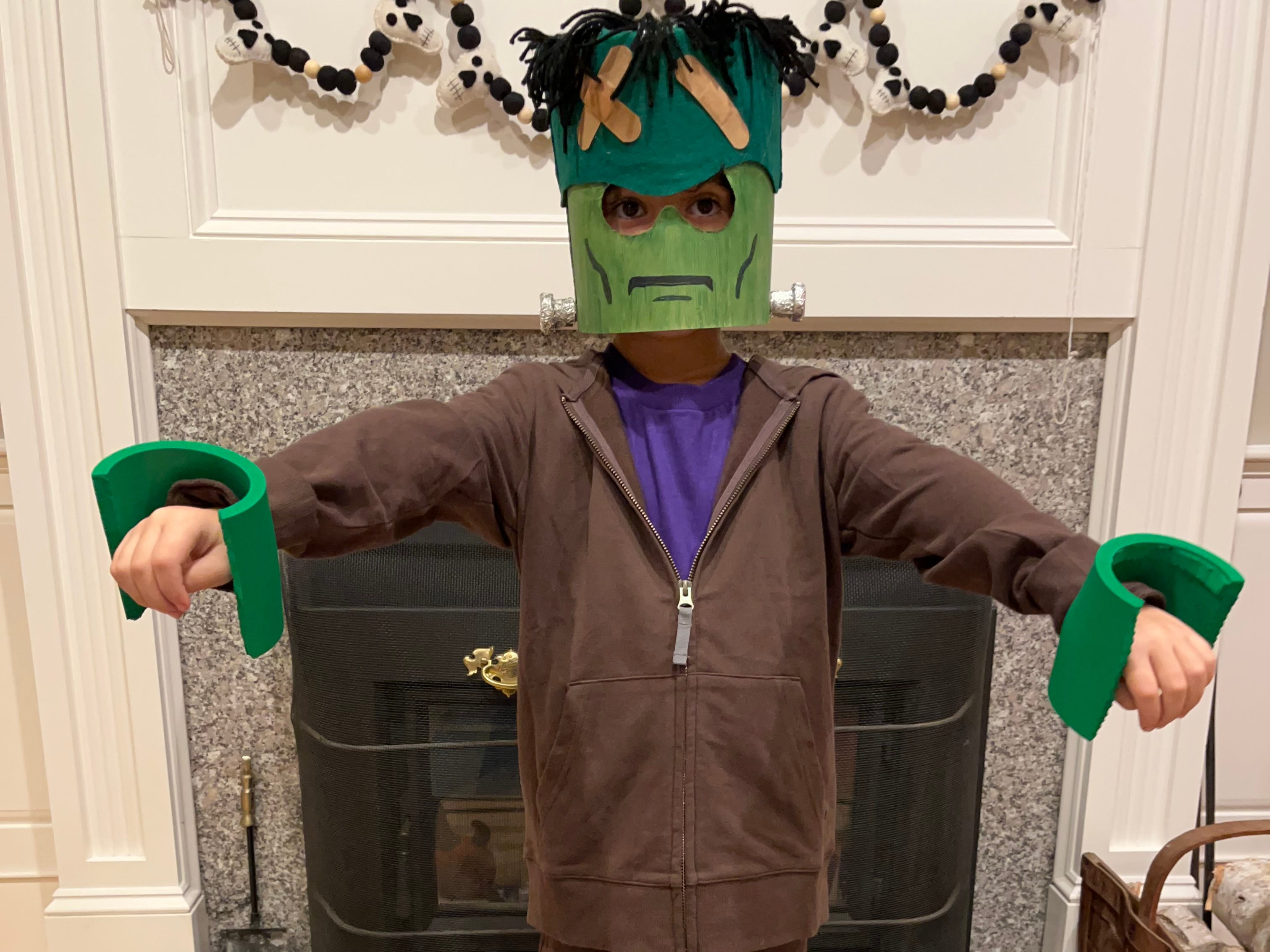 Kind verkleidet als Lego Frankenstein