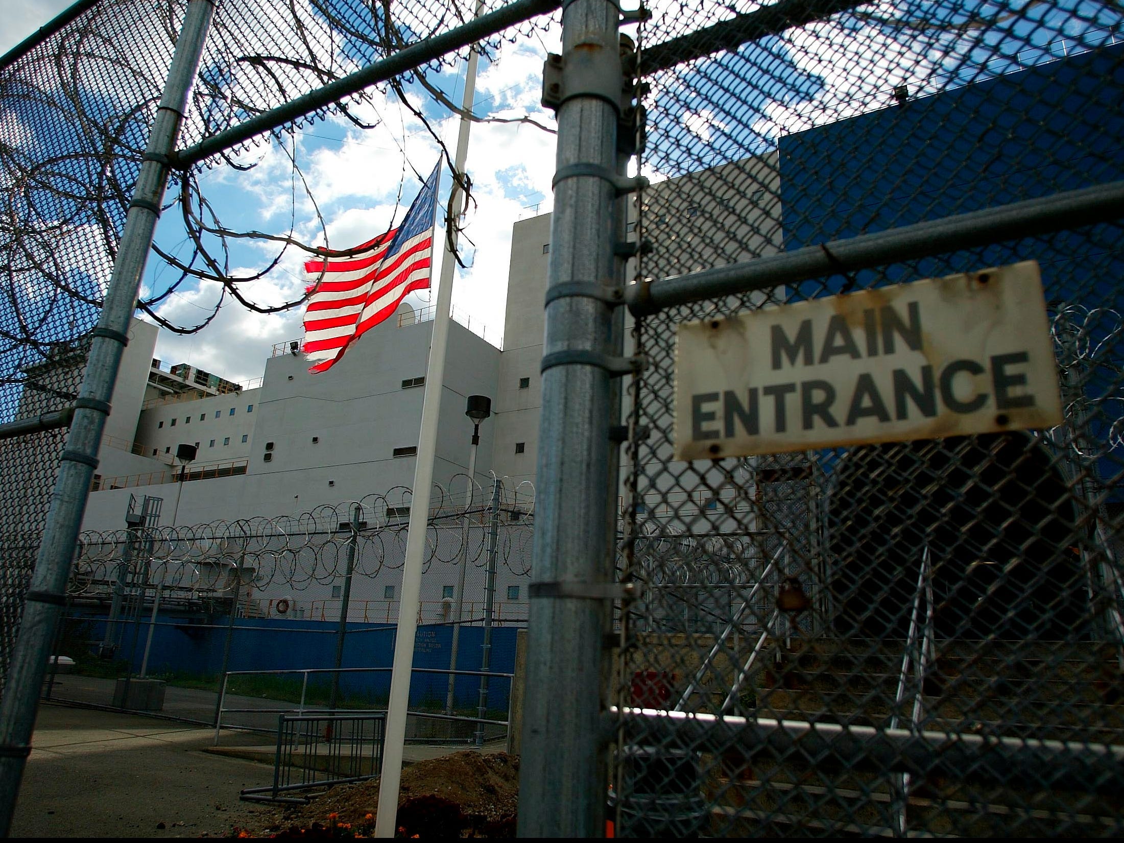 Ein Foto des Eingangs zum Vernon C. Bain Correctional Center.