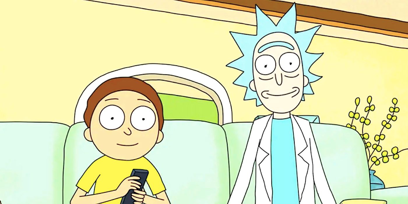 Rick und Morty schauen den Betrachter direkt an, während sie auf einer Couch sitzen