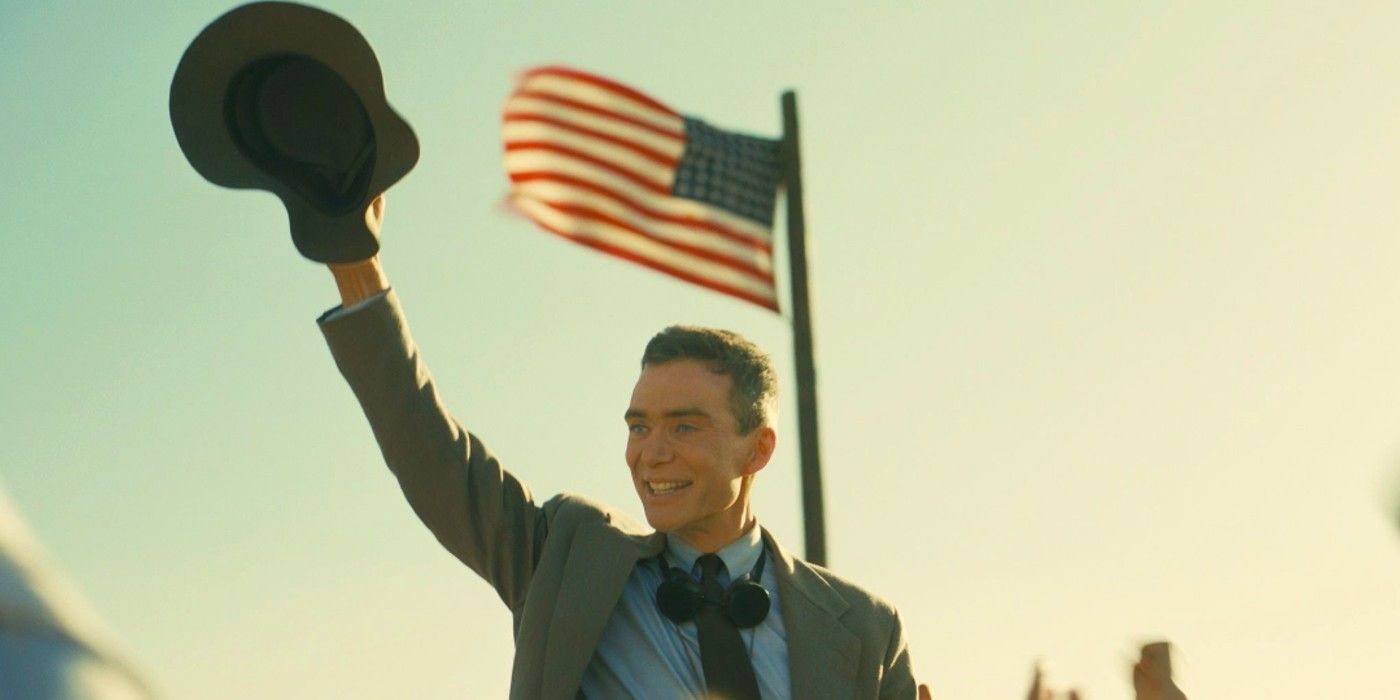 Cillian Murphy als Oppenheimer feiert vor einer amerikanischen Flagge