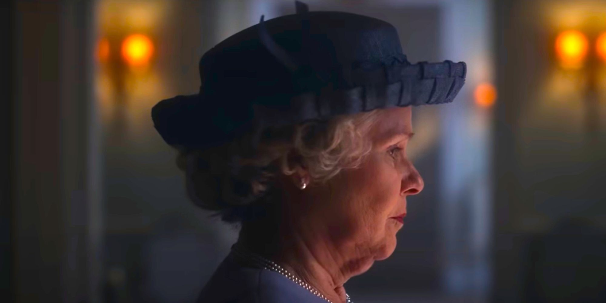 Königin Elizabeth (Imelda Staunton) schaut in Staffel 6 von The Crown zur Seite