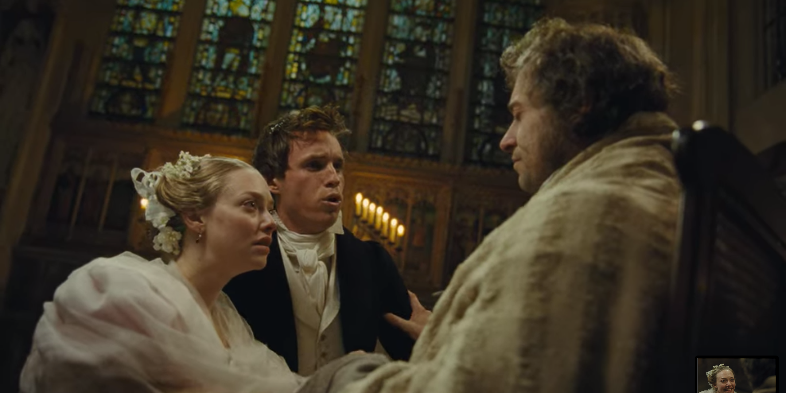Cosette und Marius knien vor Jean Valjean in Les Miserables