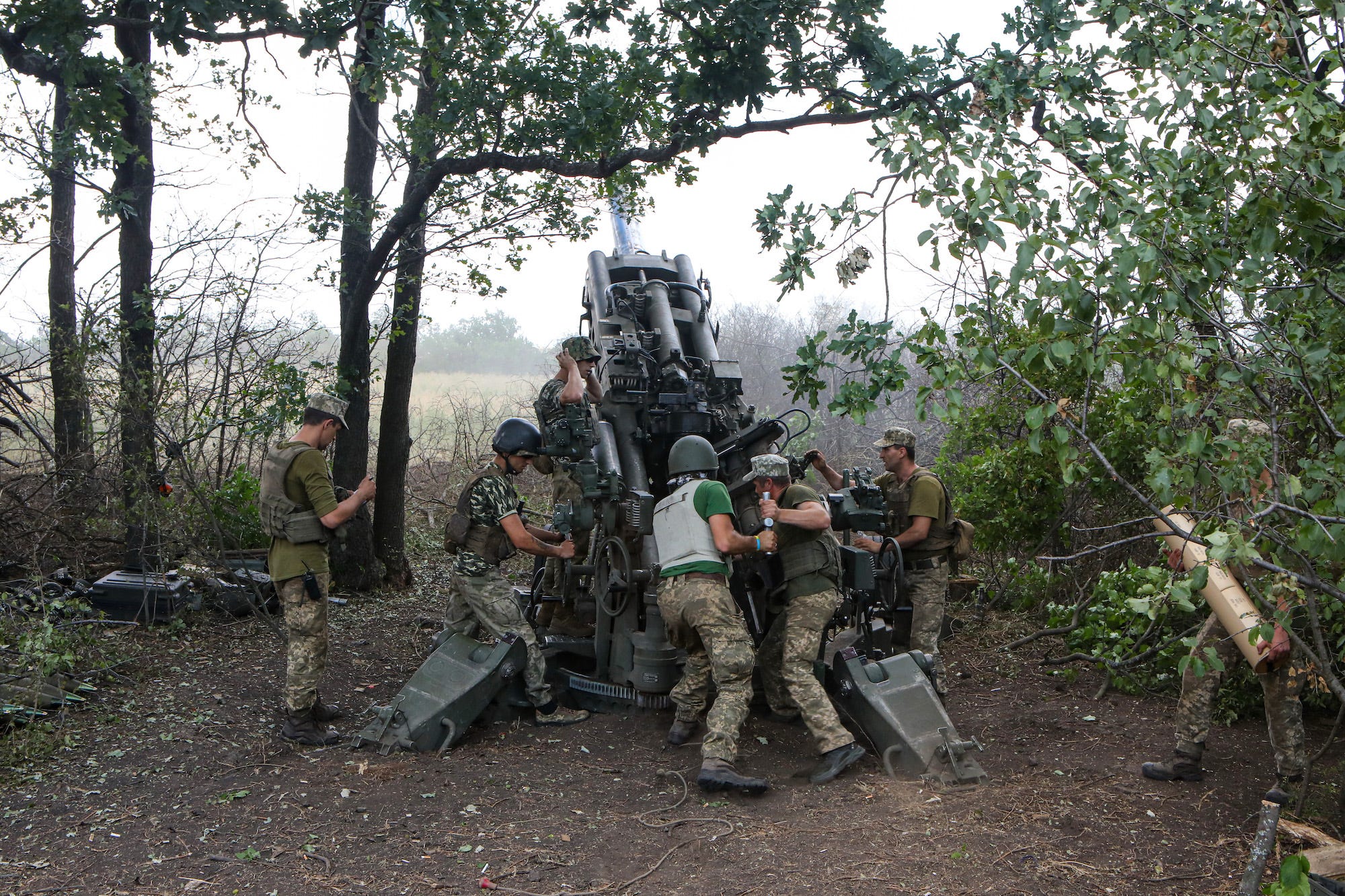 Ukrainische Truppen feuern in Charkiw die Haubitze M777 ab