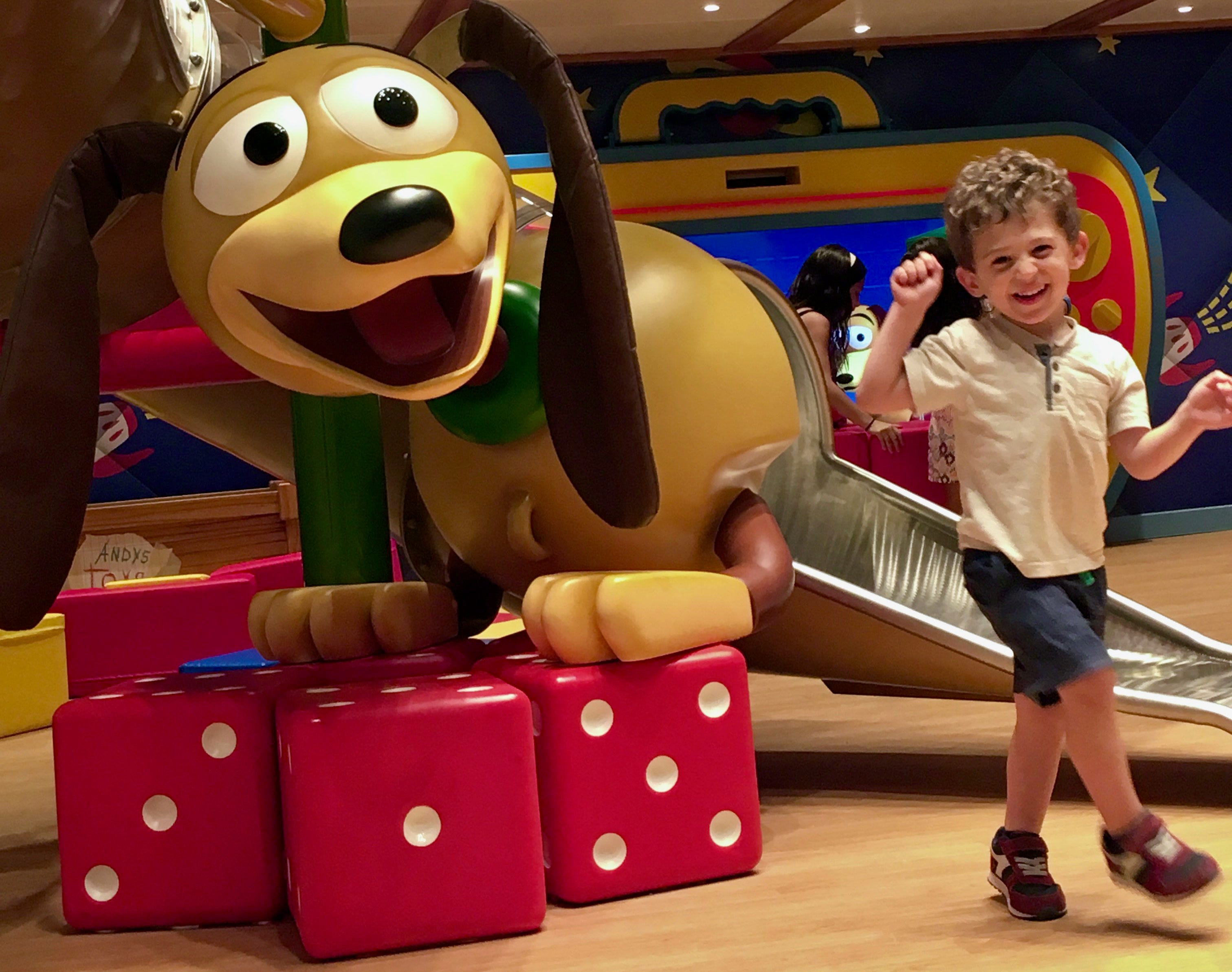 Der Sohn des Autors lächelt als Kleinkind in einem Toy Story-Kinderclub auf einer Disney-Kreuzfahrt