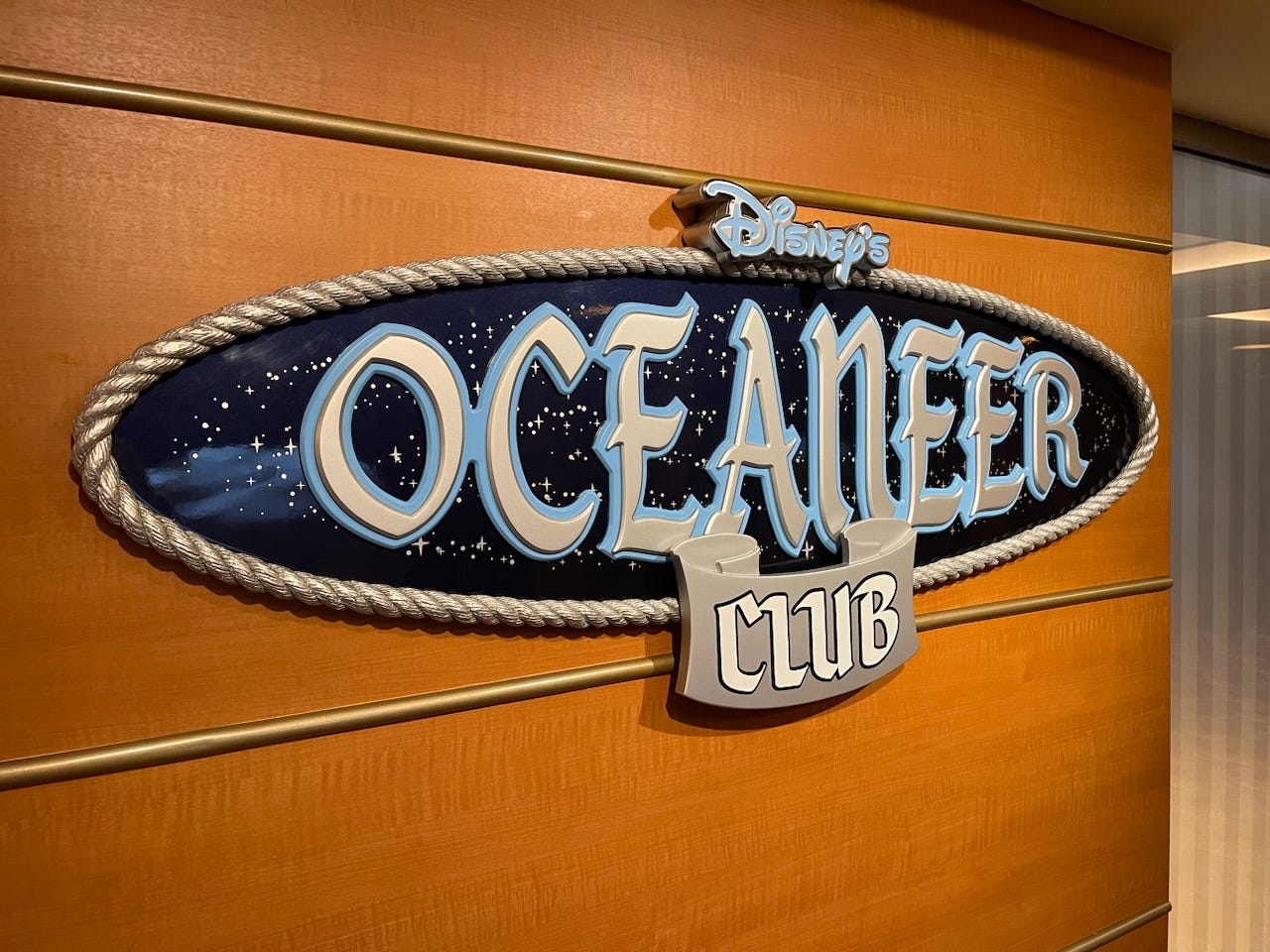 Melden Sie sich auf einer Kreuzfahrt vor Disneys Oceaneer Club an