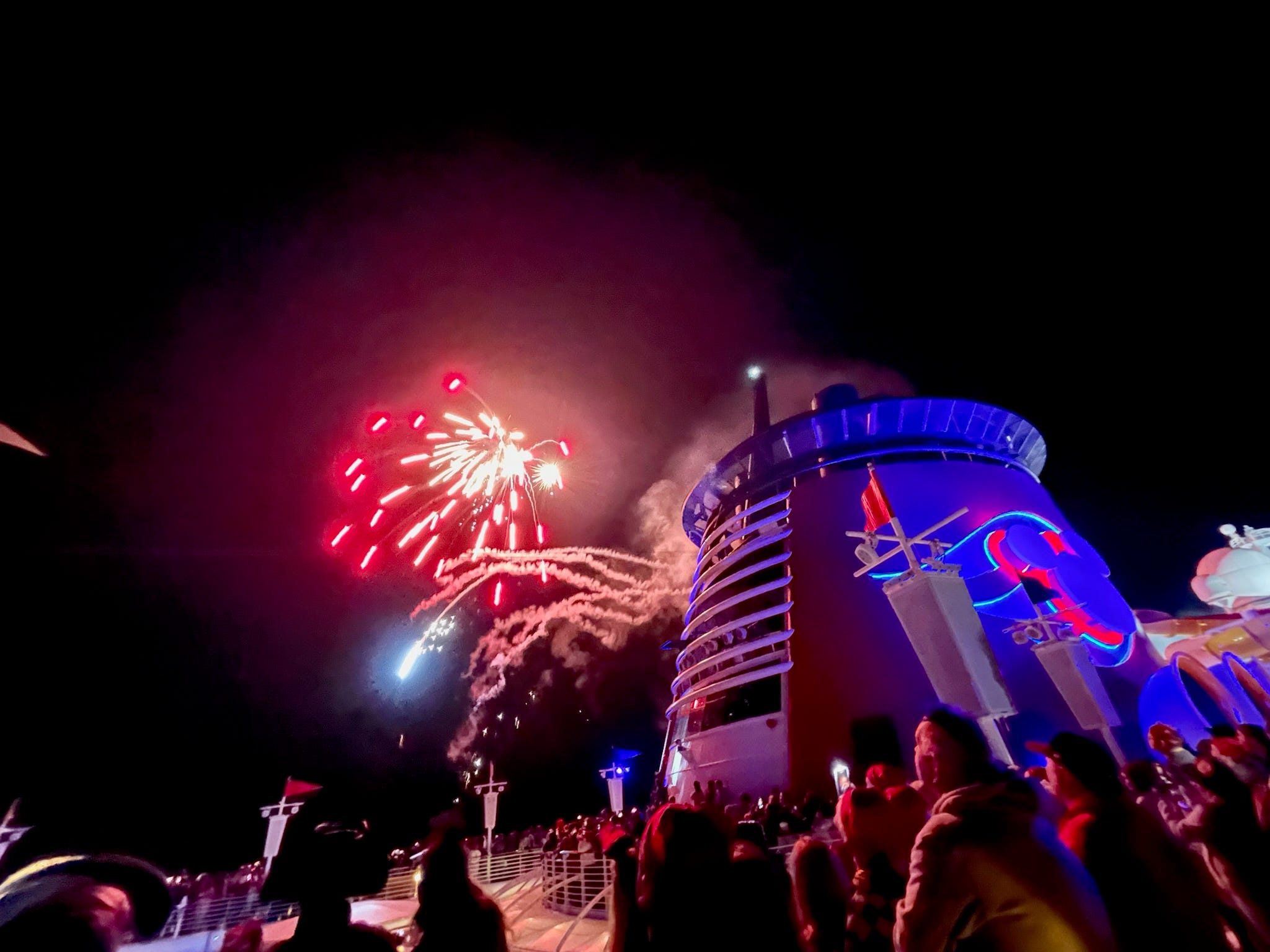 Feuerwerk über dem Disney-Kreuzfahrtschiff