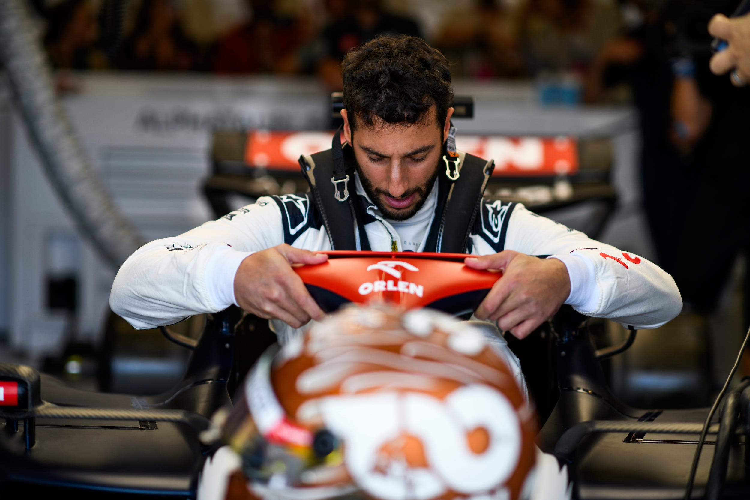 F1-Fahrer Daniel Ricciardo steigt in sein Auto.