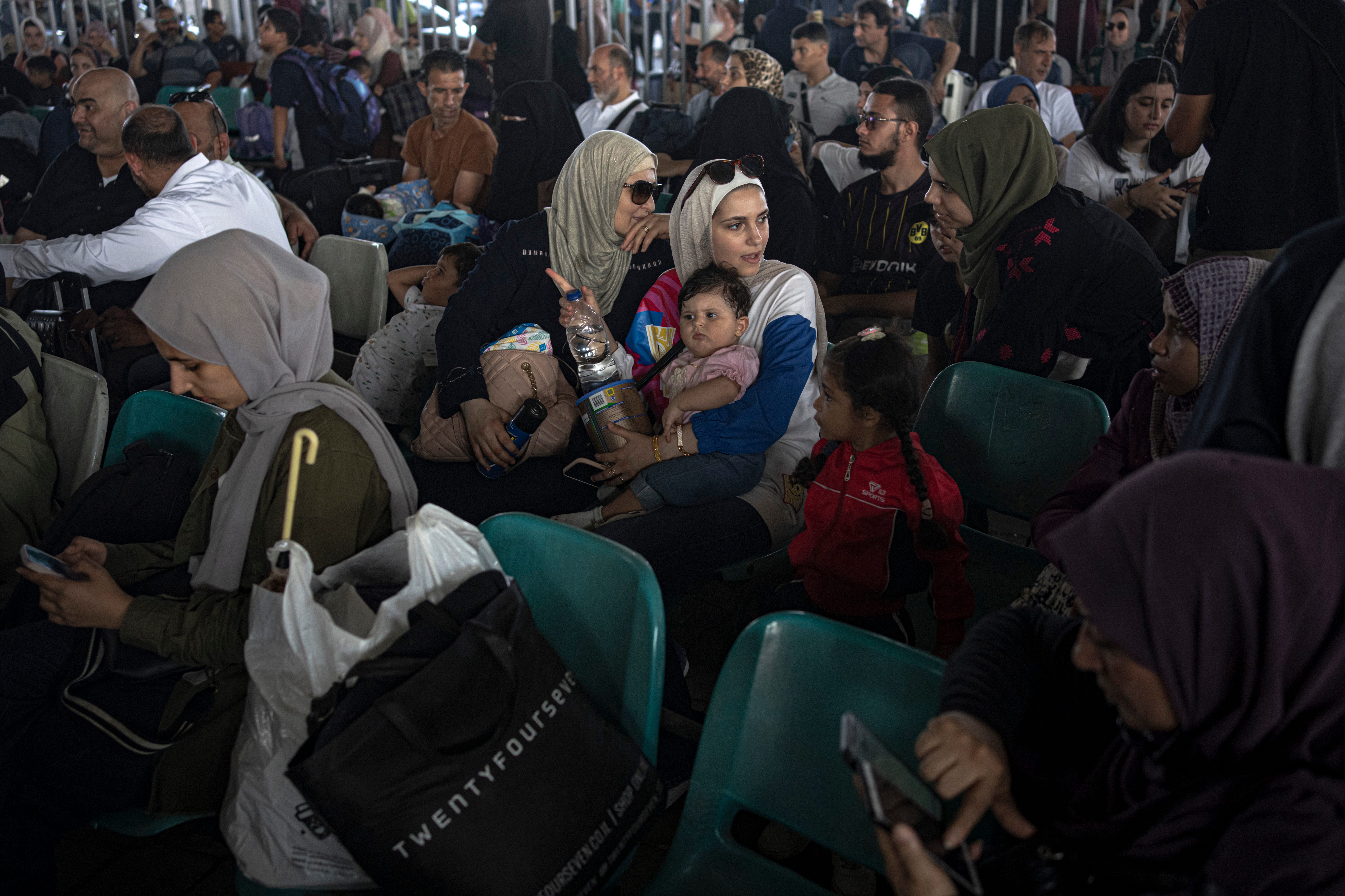 Palästinenser warten auf die Einreise nach Ägypten.