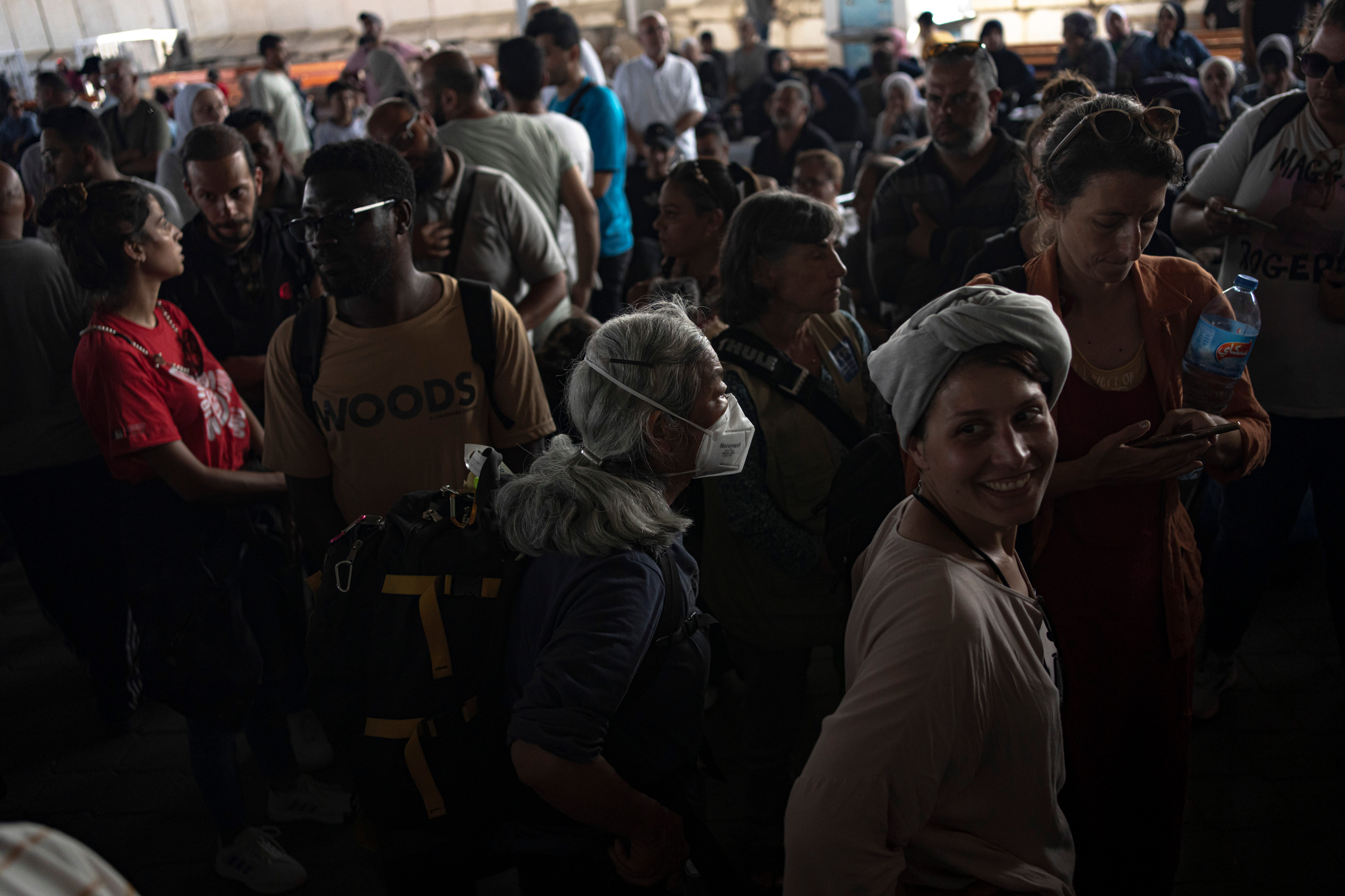 Palästinenser und ausländische Helfer warten darauf, die Grenze nach Ägypten zu überqueren.