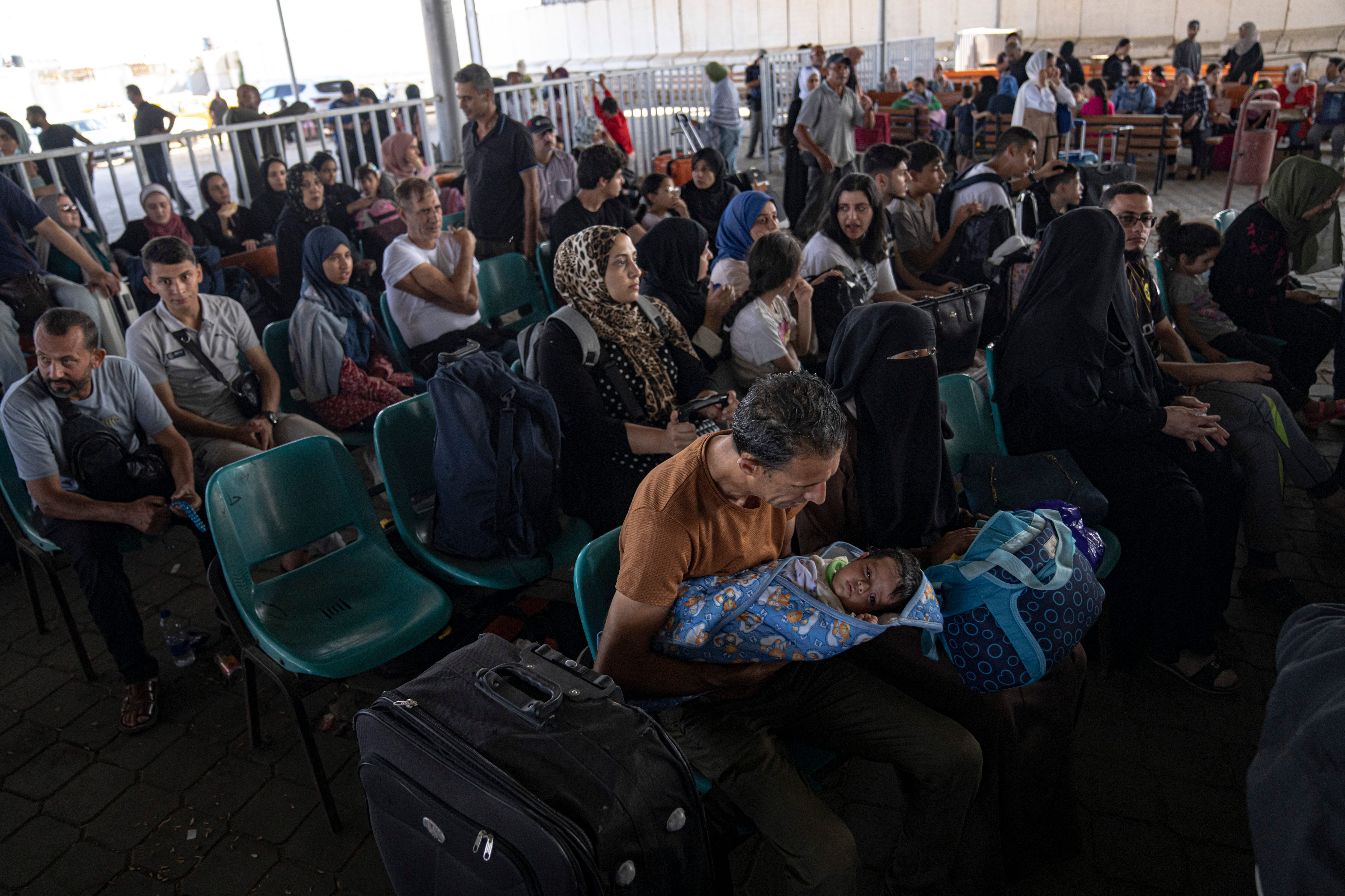Palästinenser warten darauf, nach Ägypten einzureisen.