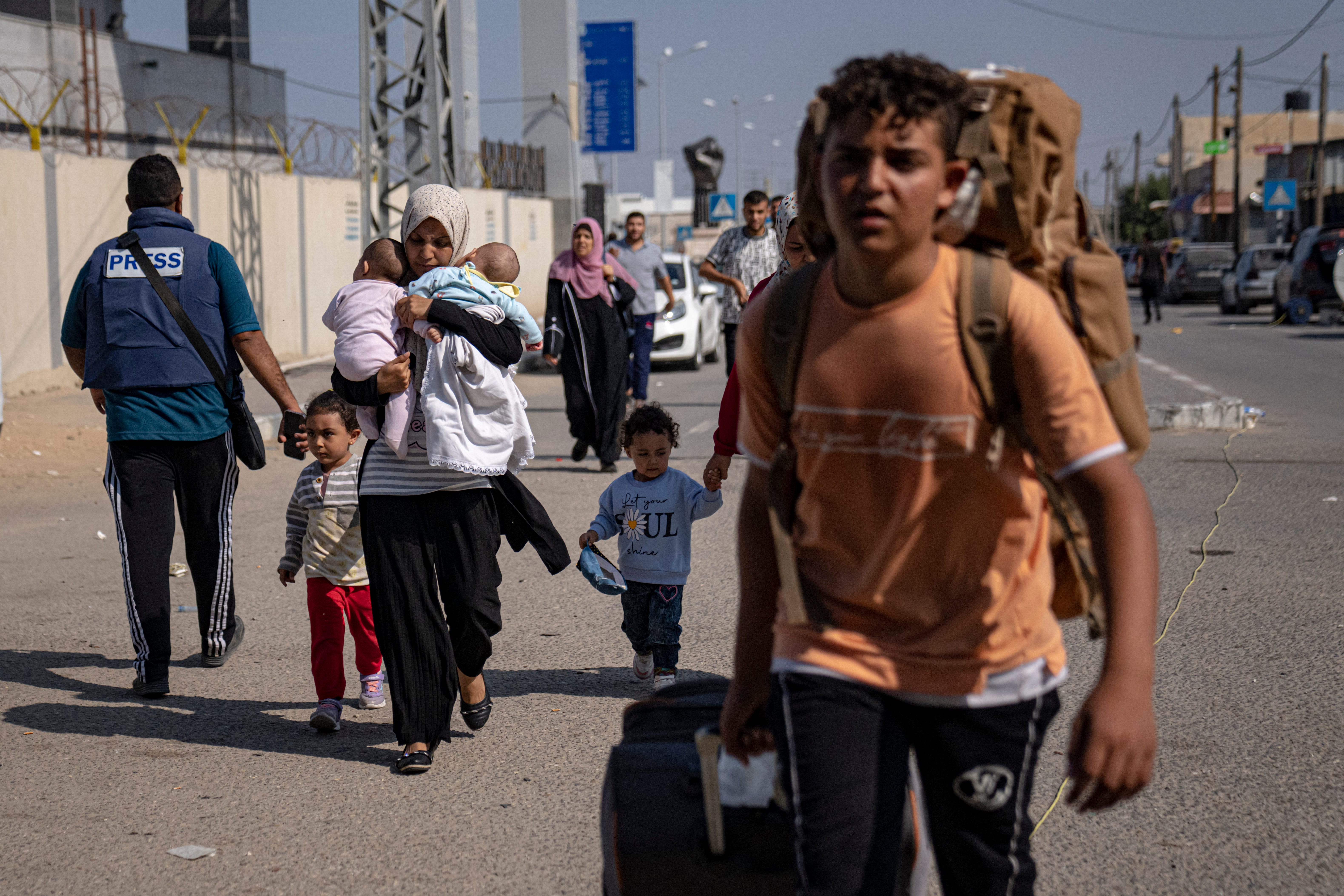 Palästinenser kommen in Rafah an, dem Grenzübergang zwischen dem Gazastreifen und Ägypten.