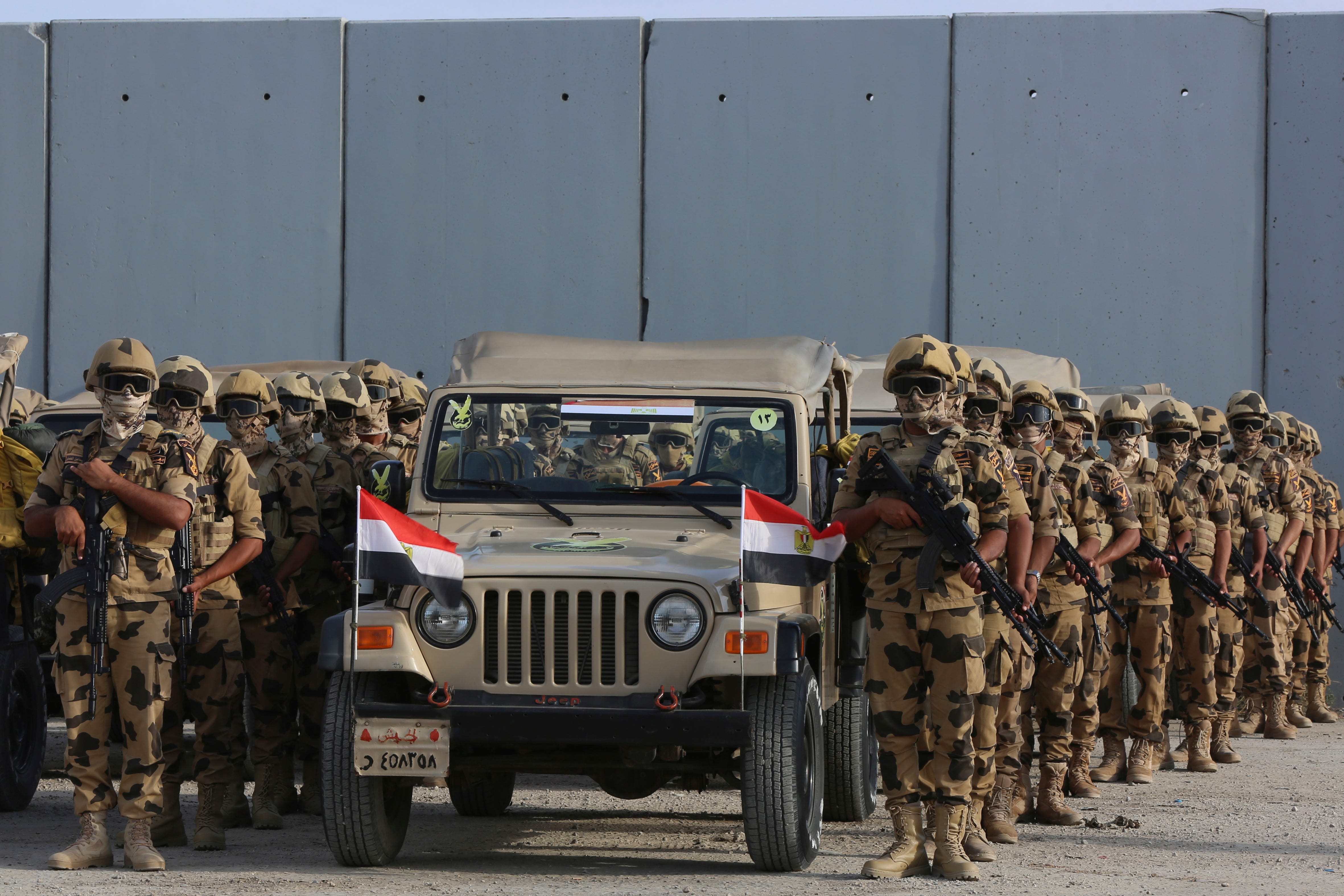 Ägyptische Militärangehörige stehen an der Grenze zu Rafah in Alarmbereitschaft.