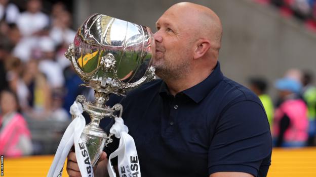 Bromley-Chef Andy Woodman feiert den Gewinn der FA Trophy im Wembley-Stadion im Jahr 2022