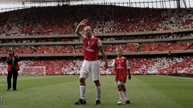 Mitchel Bergkamp – sieben Jahre alt – hält die Hand seines Vaters, als Arsenal-Fans bei seinem Testimonial im Jahr 2006 ihre Wertschätzung für Dennis Bergkamp zum Ausdruck bringen