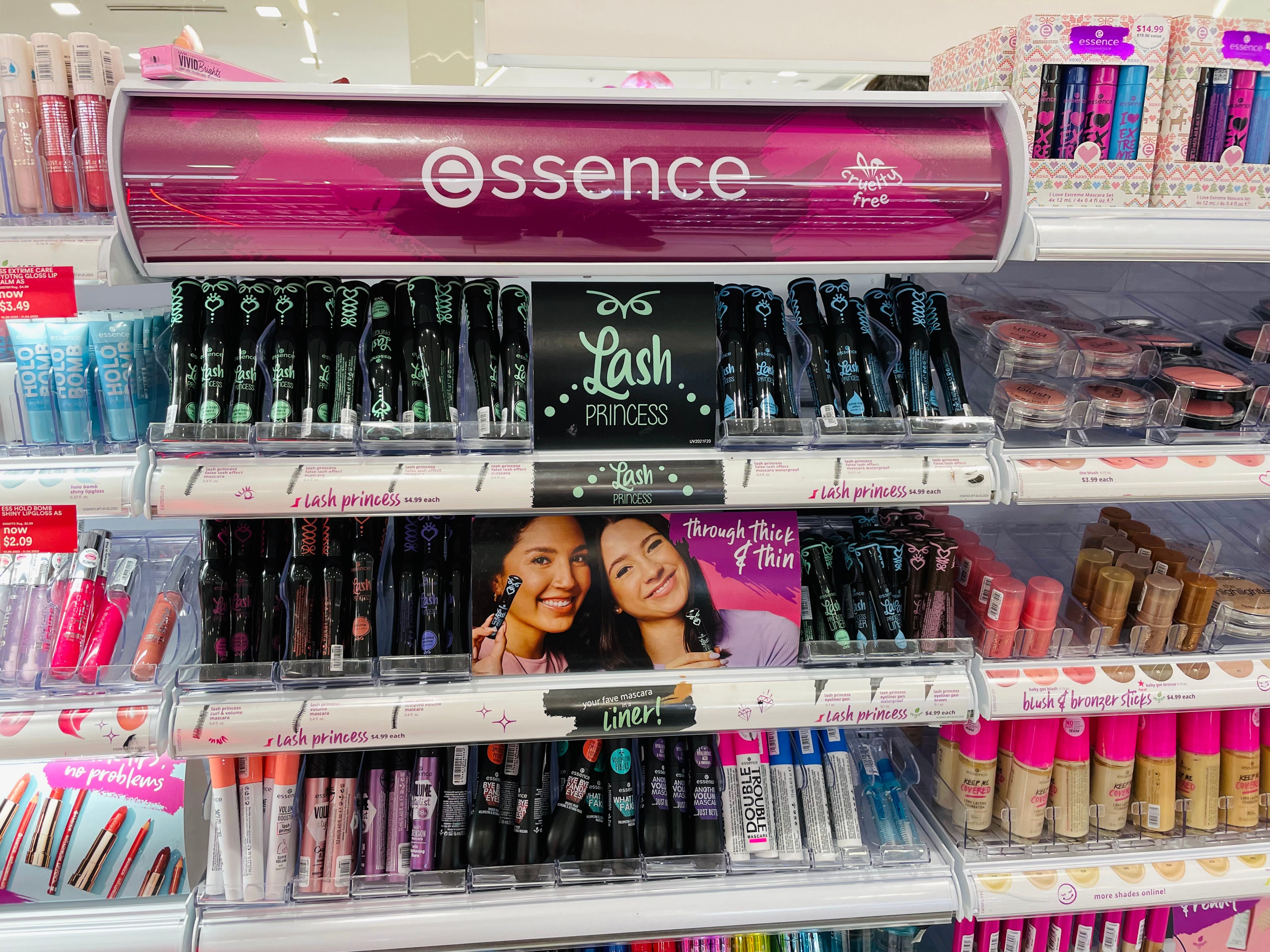 Make-up-Produkte in den Regalen im Ulta Store