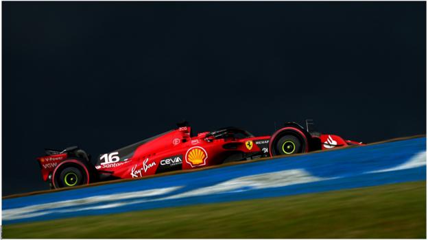 Ferrari-Fahrer Charles Leclerc fährt während des Qualifyings zum Grand Prix von Sao Paulo mit einem dunklen Himmel als Hintergrund