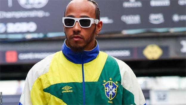 Lewis Hamilton kommt in Interlagos an und trägt ein brasilianisches Fußball-Trainingsoberteil aus den 1990er-Jahren