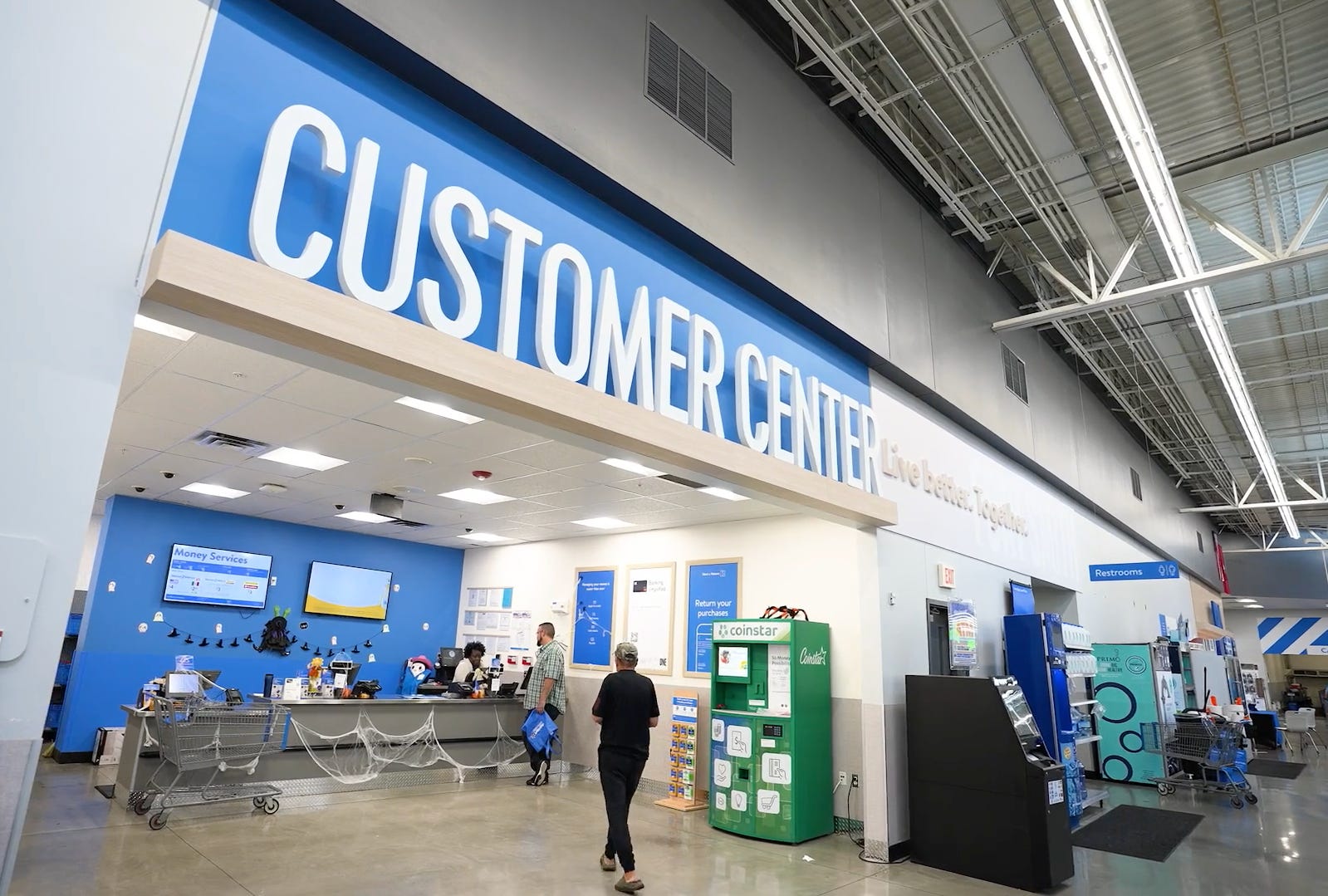 Der Kundendienstbereich im neu gestalteten Walmart-Store