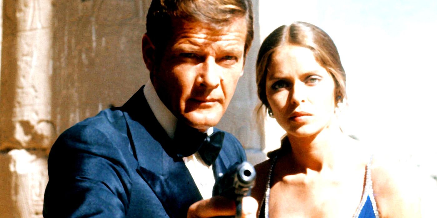 Werbefoto aus „Der Spion, der mich liebte“ mit Roger Moore als James Bond, der seine Pistole zieht, und Barbara Bach als Anya Amasova.