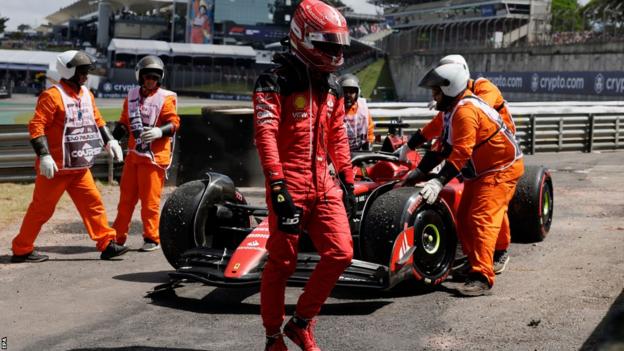 Ferrari-Fahrer Charles Leclerc verlässt sein Auto, nachdem er in der Einführungsrunde des Großen Preises von Sao Paulo verunglückt ist