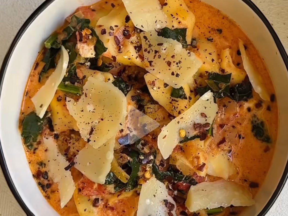 Cremige toskanische Tortellini-Suppe von @britacooks ist ein einfaches, beliebtes Rezept.