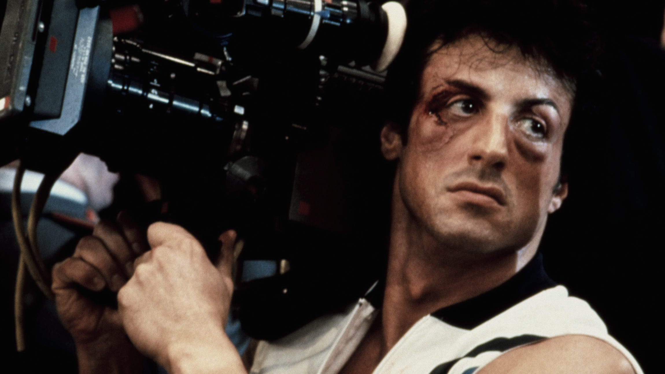 Sylvester Stallone hält eine Kamera