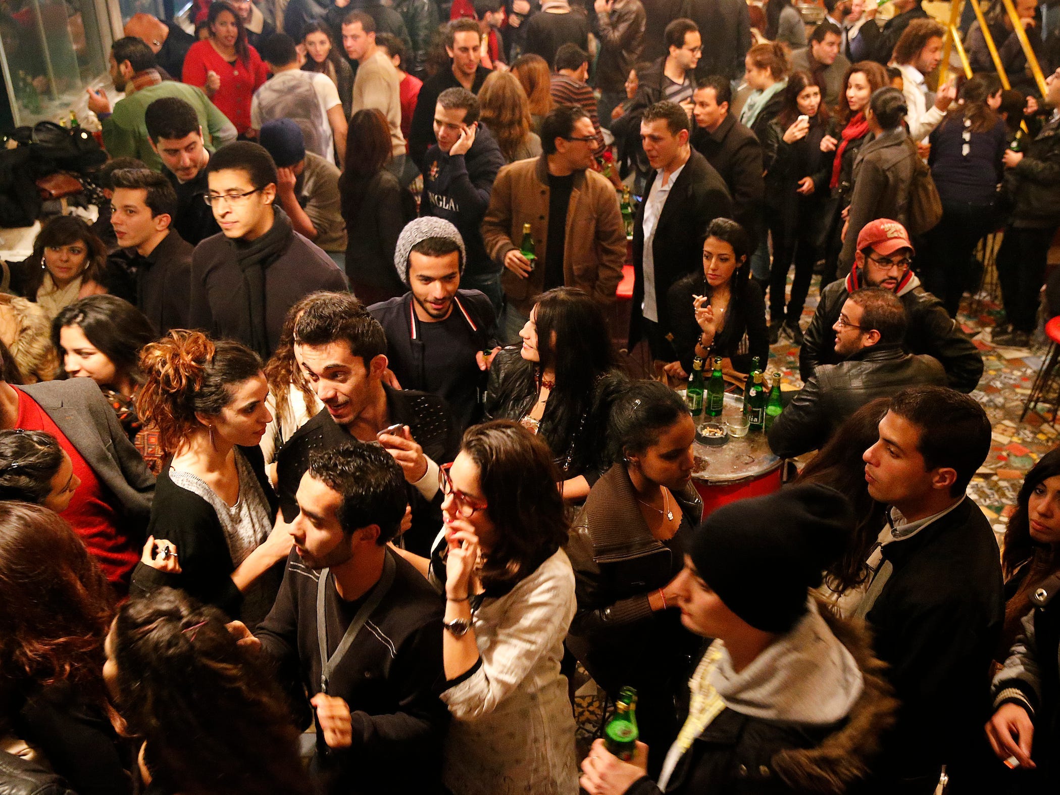 Junge Tunesier in einer Bar in La Marsa