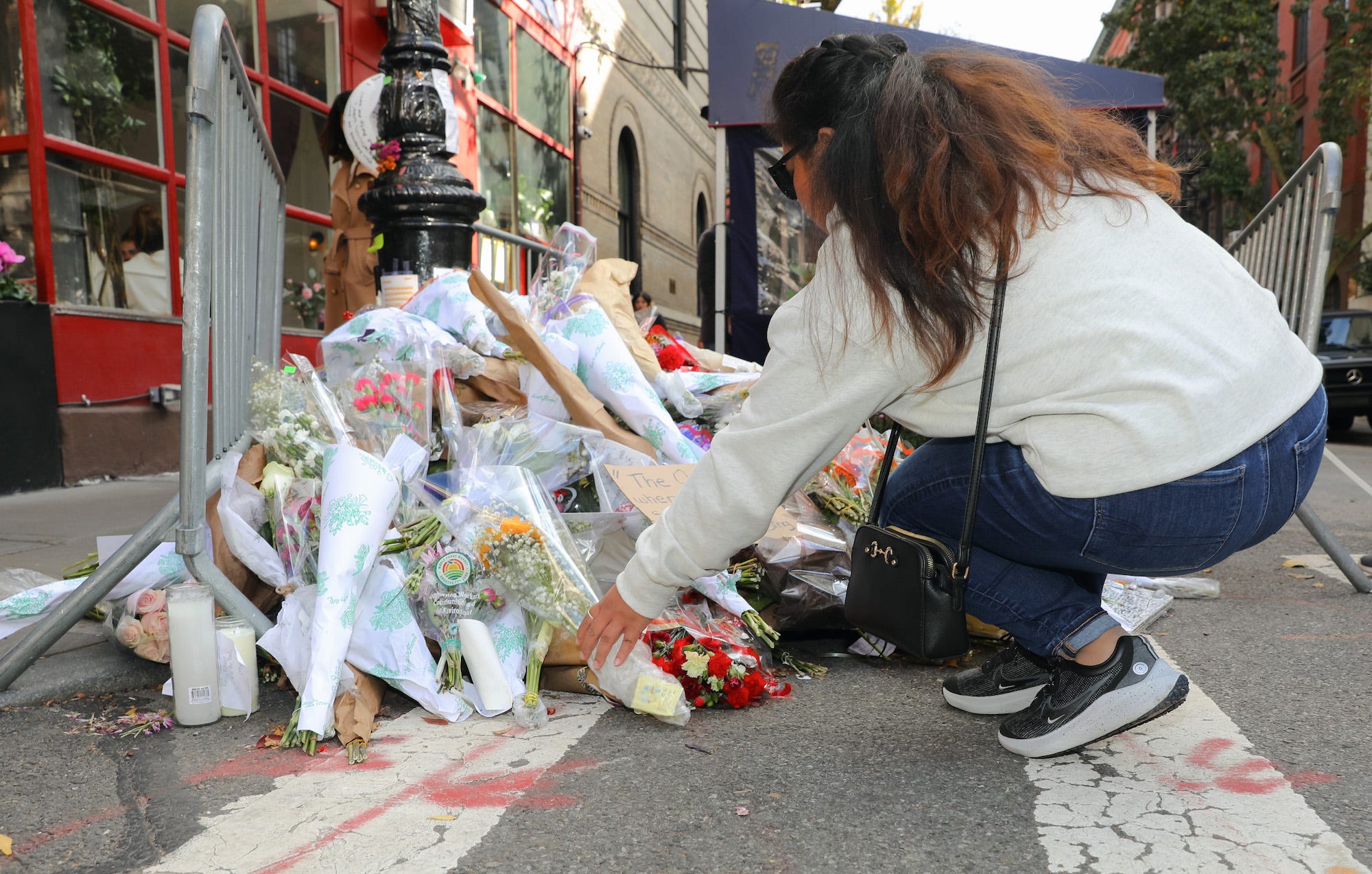 Ehrungen und Blumen für Matthew Perry im Apartmentgebäude „Friends“ im West Village, Manhattan am 1. November 2023 in New York City.