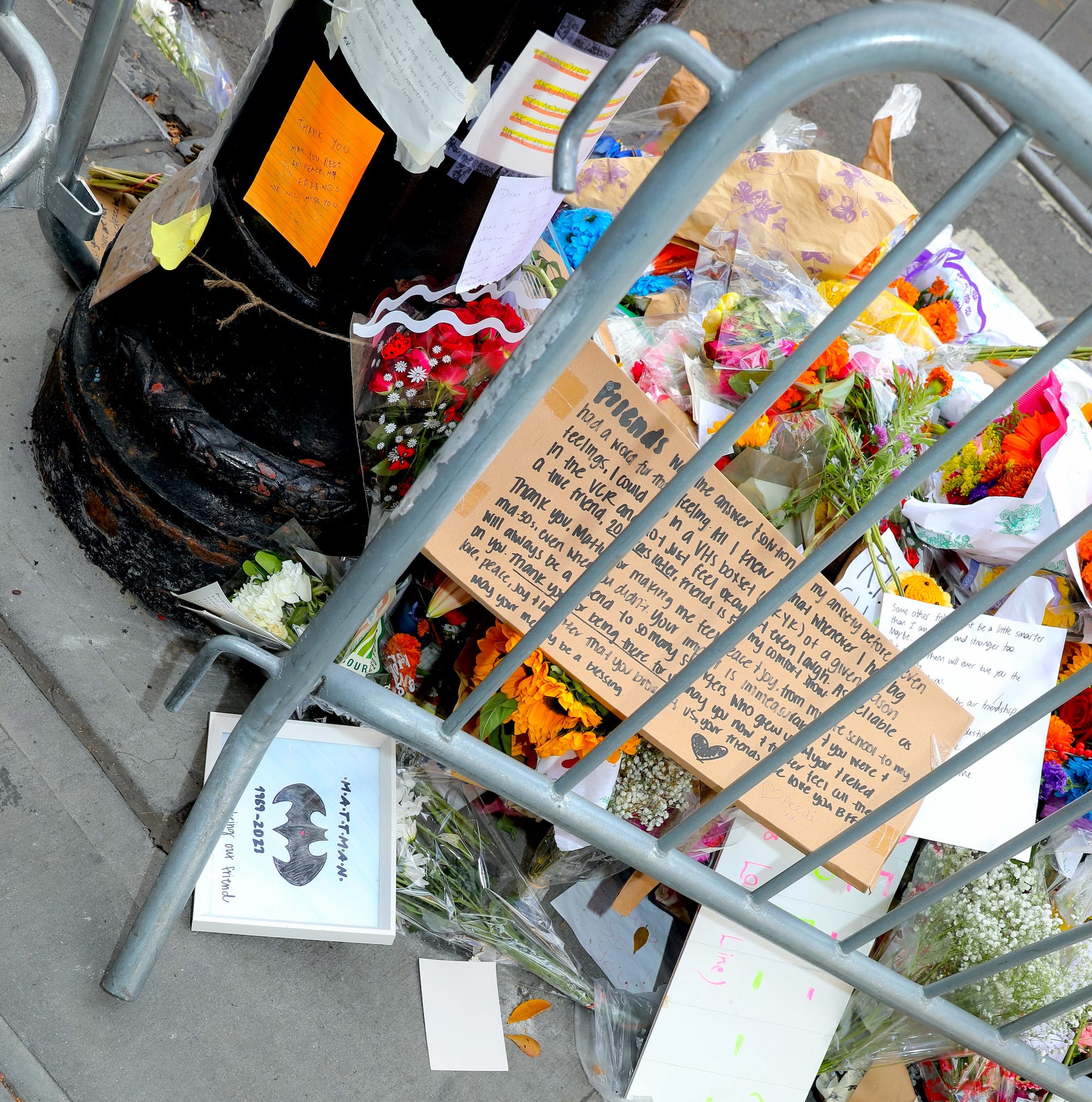 Ehrungen und Blumen für Matthew Perry im Apartmentgebäude „Friends“ im West Village, Manhattan am 1. November 2023 in New York City.
