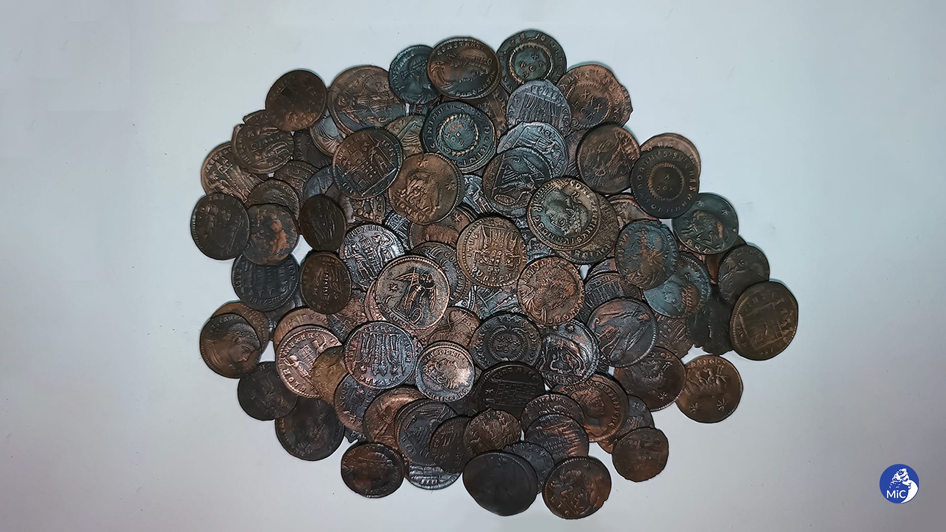 Nahaufnahme eines Stapels antiker Münzen