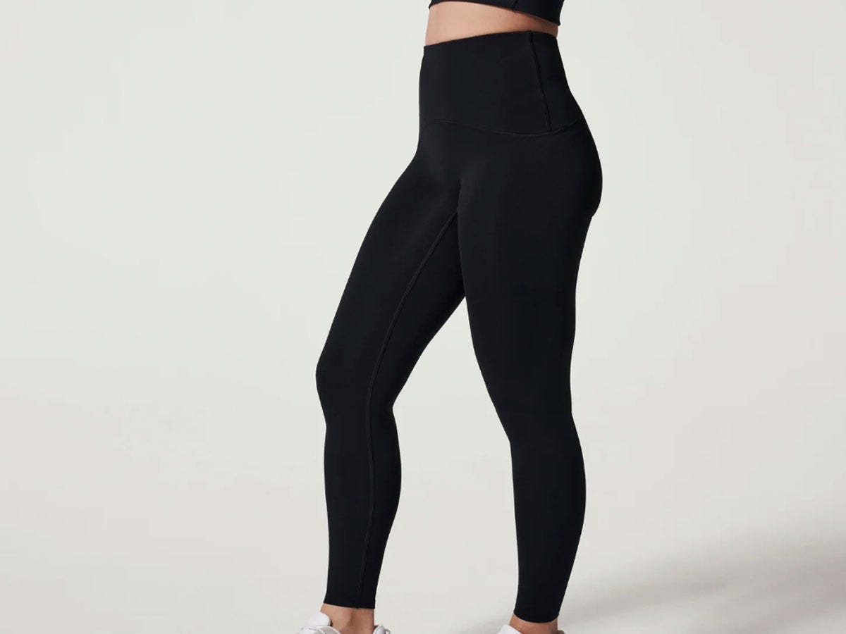 Ein Model trägt Spanx Booty Boost Active Leggings