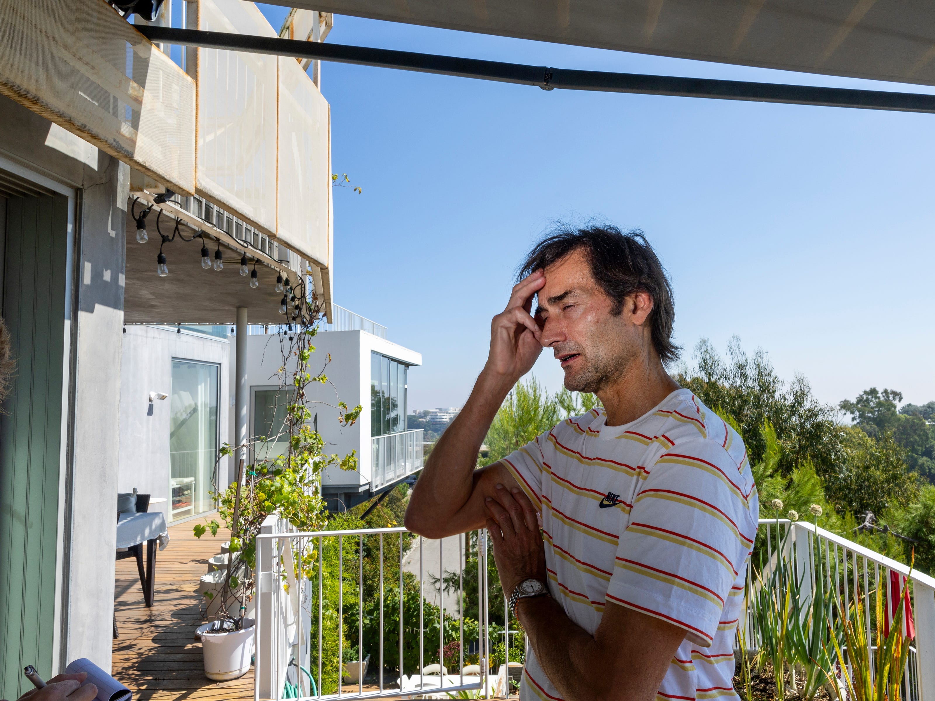 Sascha Jovanovic, ein Airbnb-Vermieter, steht auf der Terrasse seines Hauses in Los Angeles.