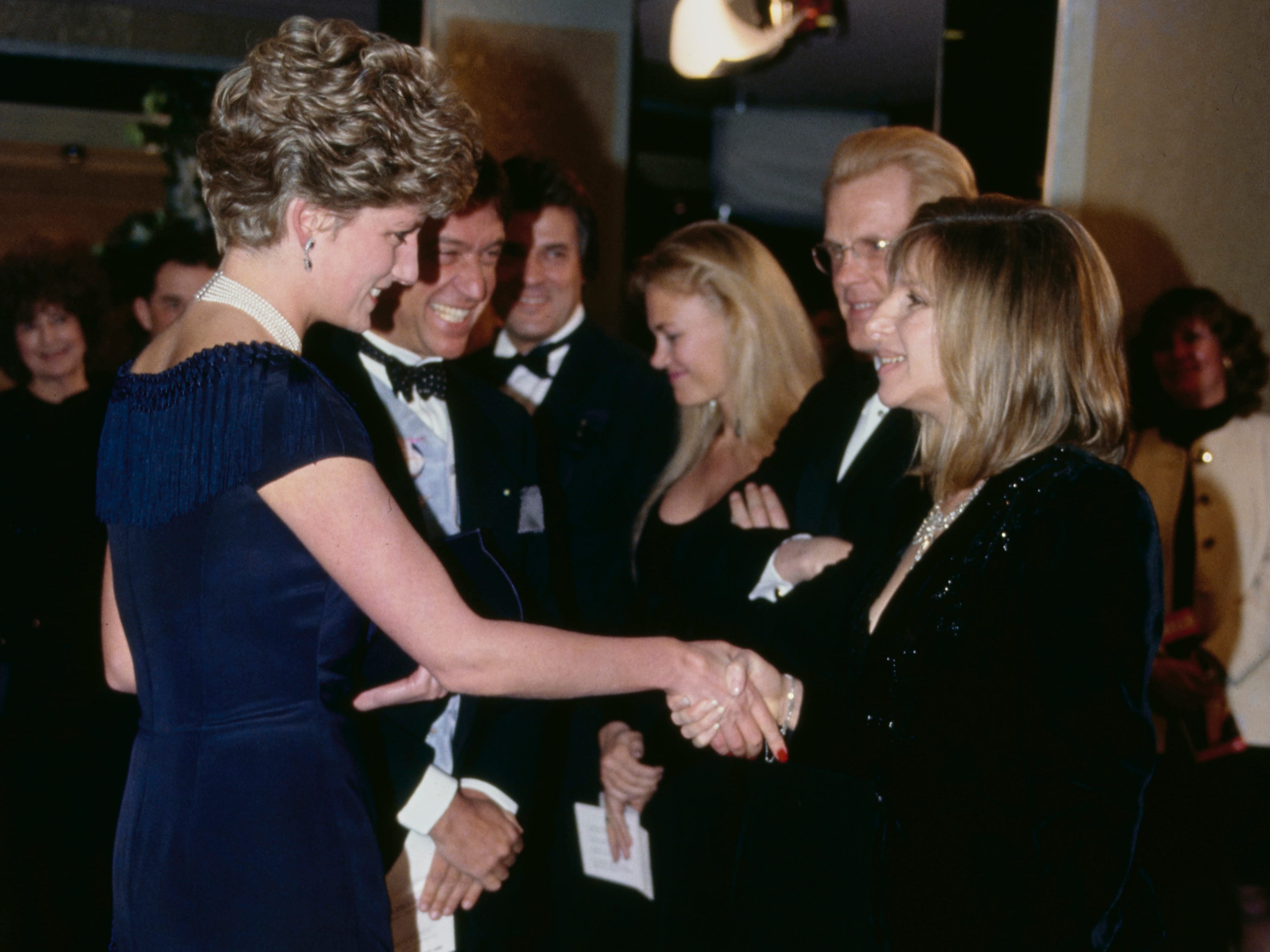 Prinzessin Diana und Barbra Streisand werden beim Händeschütteln fotografiert