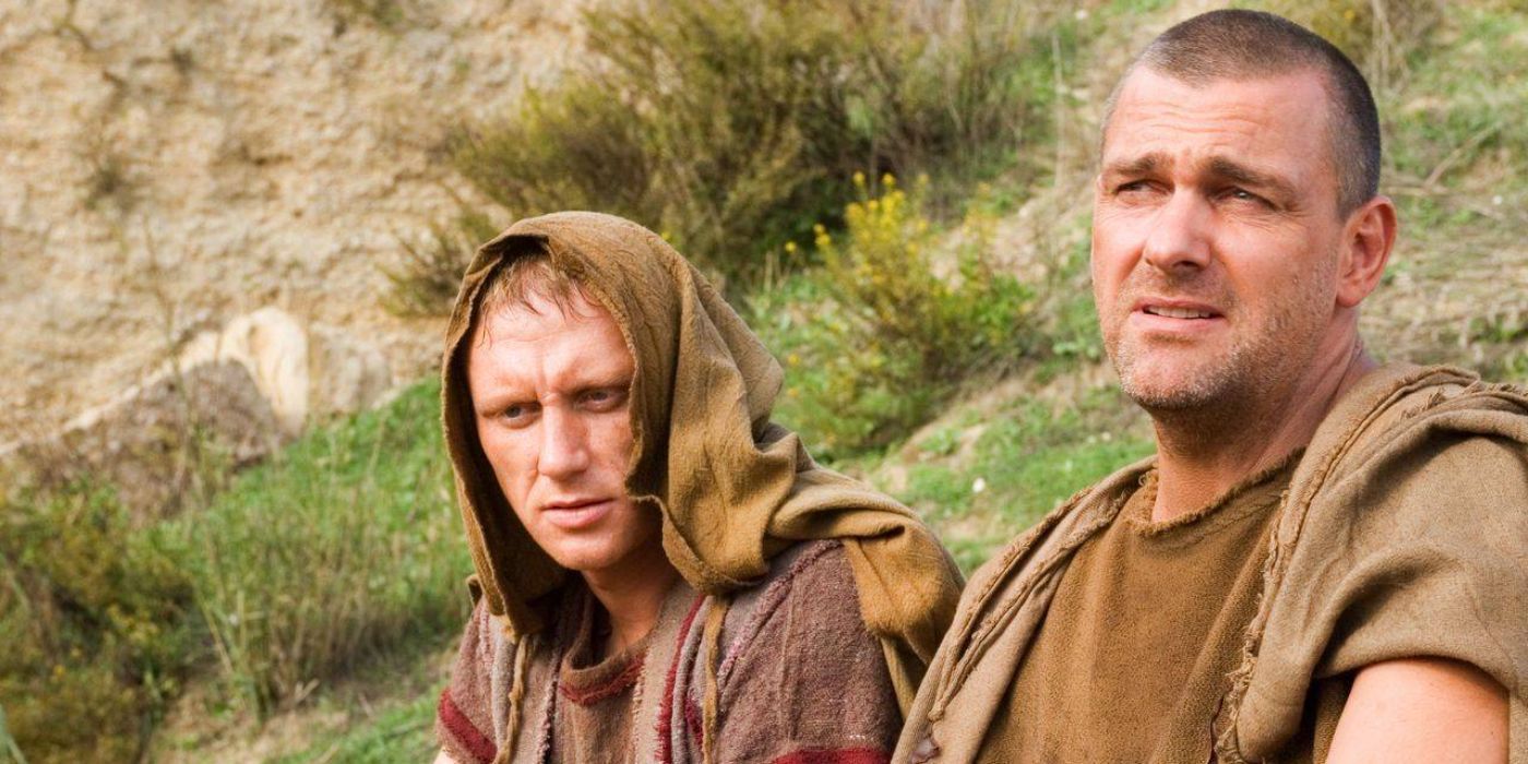 Kevin McKidd als Lucius Vorenus und Ray Stevenson als Titus Pullo sitzen zusammen in Rom.