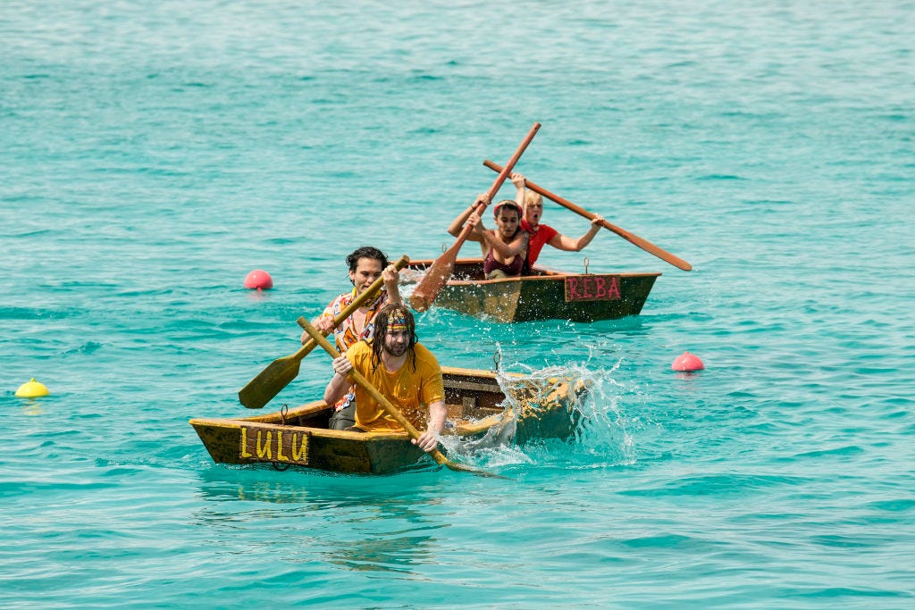 Überlebende 45 Spieler, die während eines Wettkampfs auf kleinen Booten rudern