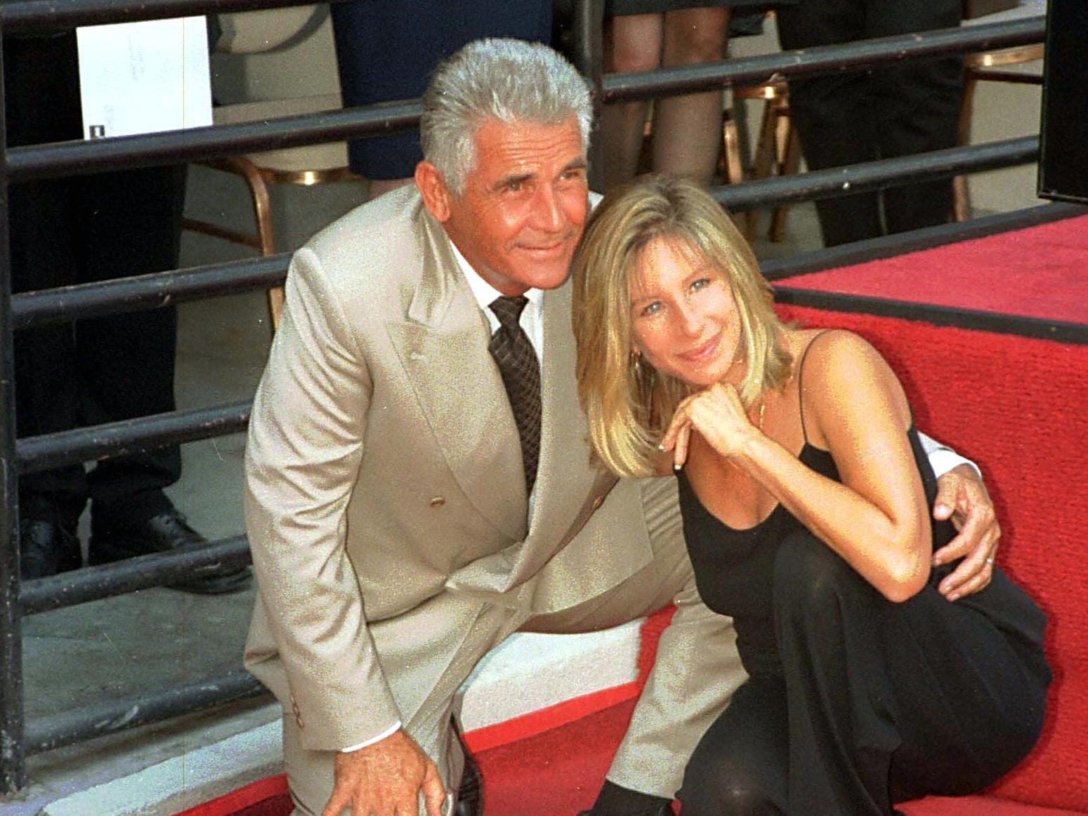 James Brolin posiert 1998 in einem hellbraunen Anzug mit Barbra Streisand in einem schwarzen ärmellosen Kleid vor seinem Stern auf dem Hollywood Walk of Fame.