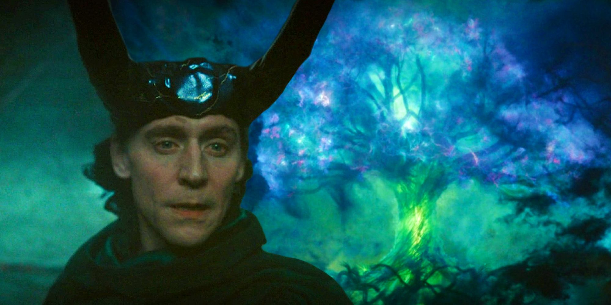 Loki trägt sein neues Outfit als Gott der Geschichten neben Yggdrasil, dem multiversalen Weltenbaum in Loki Staffel 2, Folge 6